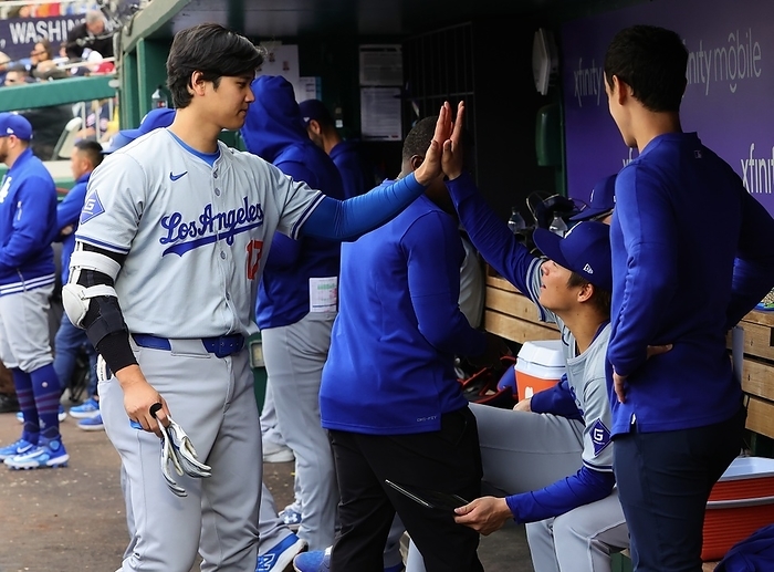 2024 MLB  Nationals Dodgers Yamamoto touches Ohtani  left  after pitching the 6th inning  Photo by Takahiro Mitsuyama  Photo date 20240425