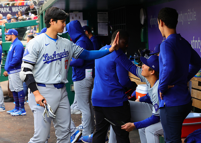 2024 MLB  Nationals Dodgers Otani touches Yamamoto  right  after six scoreless innings  photo by Takahiro Mitsuyama .