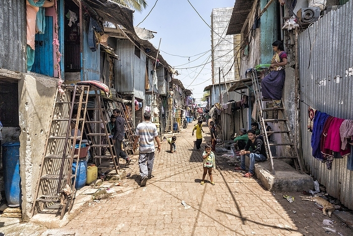 Slum in Mumbai, India Dharavi in the middle of the city, Asias largest slum with an estimated 600, 000 people, Mumbai, Maharashtra, India, Asia