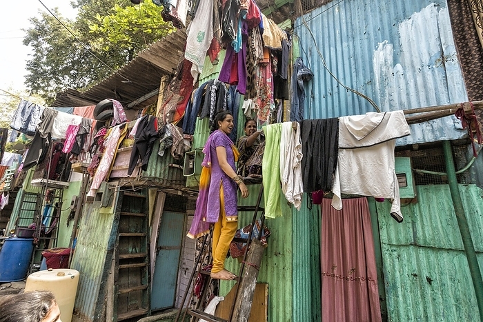Slum in Mumbai, India Dharavi in the middle of the city, Asias largest slum with an estimated 600, 000 people, Mumbai, Maharashtra, India, Asia