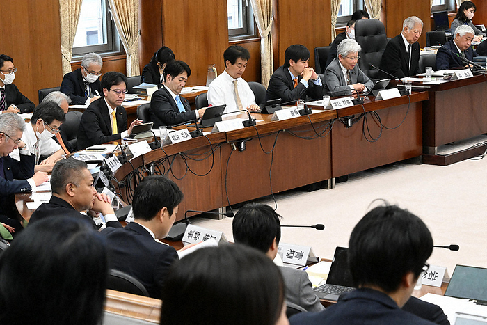 Members of the ruling and opposition parties discussing the Constitutional Review Committee of the House of Representatives Members of the ruling and opposition parties discussing at the Constitutional Review Committee of the House of Representatives in the Diet on April 25, 2024, 10:14 a.m. Photo by Akihiro Hirata