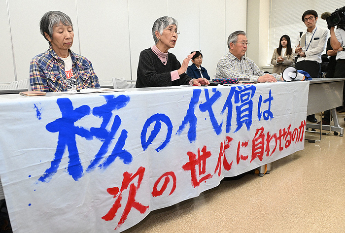 People appealing to the Genkai Town Council and Genkai Town officials to oppose the final disposal site. People appealing to the Genkai Town Council and Genkai Town officials to oppose the final disposal site in Genkai Town, Saga Prefecture, April 25, 2024, 1:50 p.m. Photo by Tomotake Yagashira