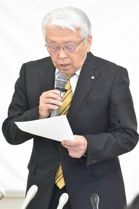 Mayor Kazuo Okazaki reads a document describing the circumstances that led to his resignation. Mayor Kazuo Okazaki reads a document describing the circumstances that led to his resignation at the Ikeda Town Hall on April 25, 2024, at 9:58 a.m. Photo by Keisuke Ota