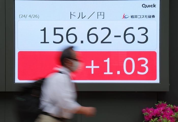 Exchange rate against the U.S. dollar falls to 156 yen Monitor showing 156 yen to the dollar
