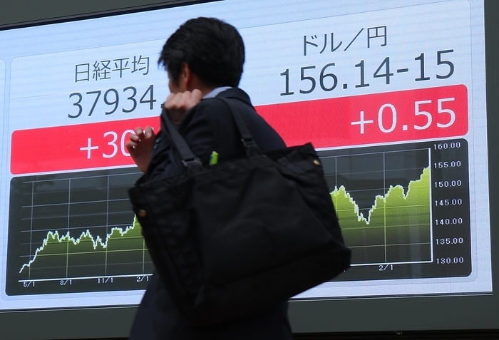 Exchange rate against the U.S. dollar falls to 156 yen Monitor showing 156 yen to the dollar