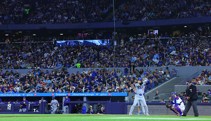 2024 MLB  Blue Jays Dodgers Otani stands up to bat amid boos in the second inning  Photo by Takahiro Mitsuyama  Shooting Date 20240426