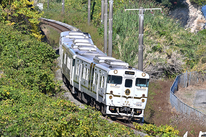Saga Prefecture Nagasaki Main Line Curve curving sightseeing train Futatsuboshi 4047 Tara Station to Hizen Oura Station