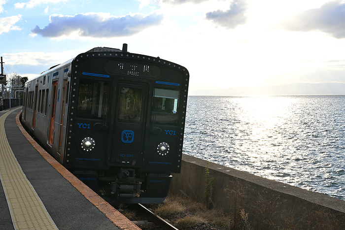 YC1 Series diesel train leaving a seaside station on the Omura Line, Nagasaki Prefecture Taken at Senben Station