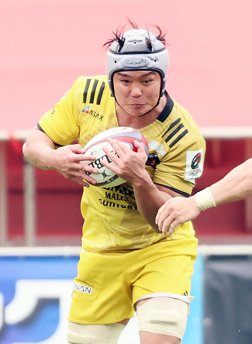 Toshiba Brave Lupus Tokyo defeats Tokto Suntory Sungoliath at a League One rugby match April 27, 2024, Tokyo, Japan   Tokyo Suntory Sungoliath flanker Kai Yamamoto carries the ball during a Japan Rugby League One match against Toshiba Brave Lupus Tokyo at the Prince Chichibu rugby stadium in Tokyo on Saturday, April 27, 2024. Brave Lupus defeated Sungoliath 36 27.    photo by Yoshio Tsunoda AFLO 