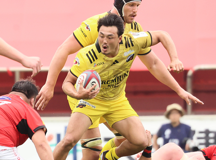 Toshiba Brave Lupus Tokyo defeats Tokto Suntory Sungoliath at a League One rugby match April 27, 2024, Tokyo, Japan   Tokyo Suntory Sungoliath wing Seiya Ozaki carries the ball during a Japan Rugby League One match against Toshiba Brave Lupus Tokyo at the Prince Chichibu rugby stadium in Tokyo on Saturday, April 27, 2024. Brave Lupus defeated Sungoliath 36 27.    photo by Yoshio Tsunoda AFLO 
