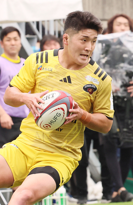 Toshiba Brave Lupus Tokyo defeats Tokto Suntory Sungoliath at a League One rugby match April 27, 2024, Tokyo, Japan   Tokyo Suntory Sungoliath fly half Mikiya Takamoto carries the ball during a Japan Rugby League One match against Toshiba Brave Lupus Tokyo at the Prince Chichibu rugby stadium in Tokyo on Saturday, April 27, 2024. Brave Lupus defeated Sungoliath 36 27.    photo by Yoshio Tsunoda AFLO 