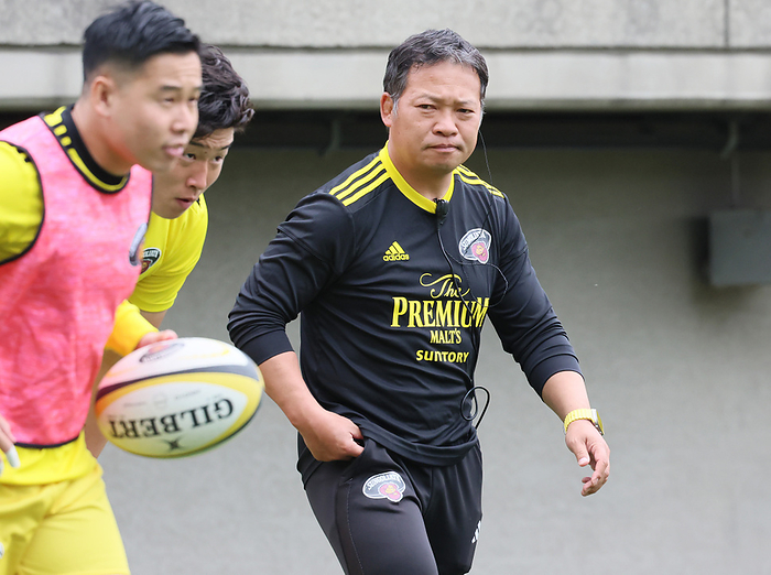 Toshiba Brave Lupus Tokyo defeats Tokto Suntory Sungoliath at a League One rugby match April 27, 2024, Tokyo, Japan   Tokyo Suntory Sungoliath head coach Kiyonori Tanaka watches a warm up of players before starting a Japan Rugby League One match against Toshiba Brave Lupus Tokyo at the Prince Chichibu rugby stadium in Tokyo on Saturday, April 27, 2024. Brave Lupus defeated Sungoliath 36 27.    photo by Yoshio Tsunoda AFLO 
