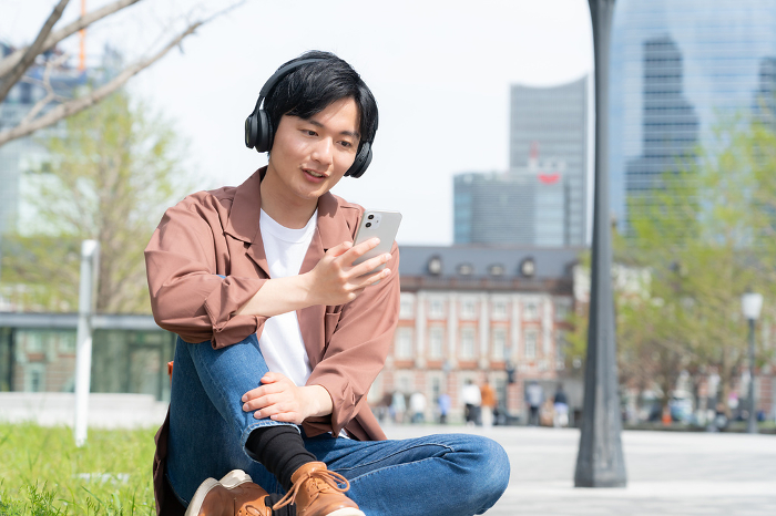 Young Japanese man listening to music (People)