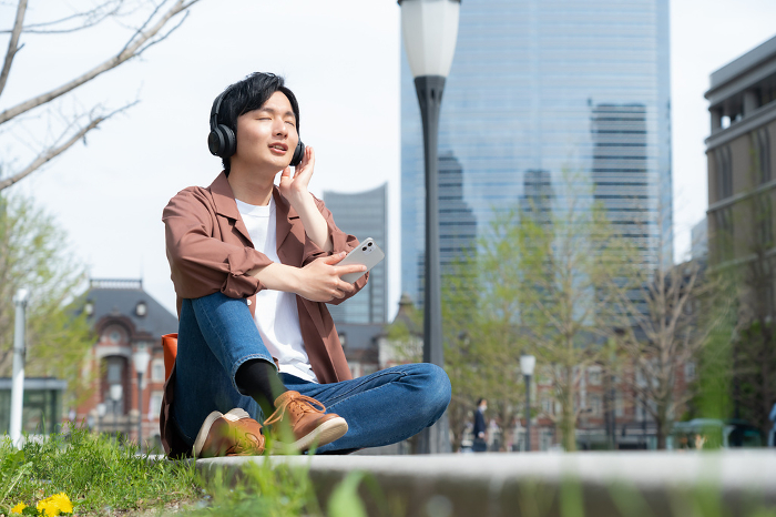 Young Japanese man listening to music (People)