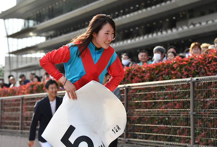 2024 4 years old and up 10 million yen and under April 28, 2024 Horse Racing Race 12R, 1st place, No. 5, Epic Joy, Manami Nagashima, jockey, wins her first race at Tokyo Racecourse.
