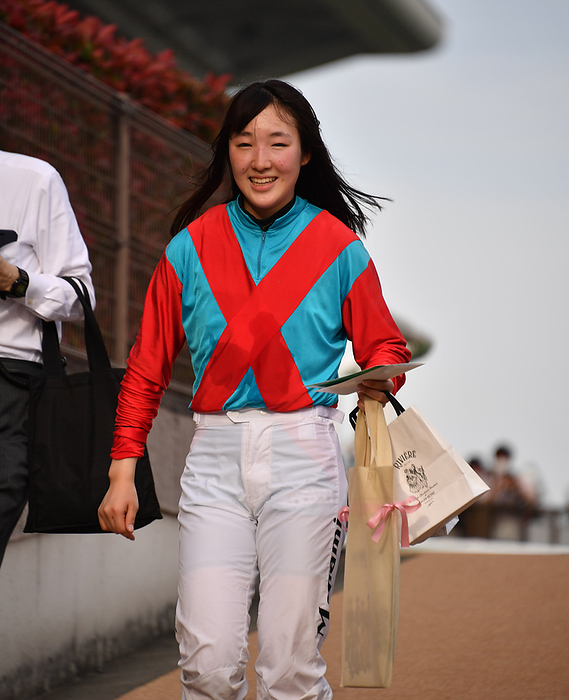 2024 Manami Nagashima, 4 years old and up, 2 win class, first win at Tokyo Racecourse April 28, 2024 Horse Racing Race 12R, 1st place, No. 5, Epic Joy, Manami Nagashima, jockey, wins her first race at Tokyo Racecourse.