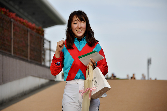 2024 Manami Nagashima, 4 years old and up, 2 win class, first win at Tokyo Racecourse April 28, 2024 Horse Racing Race 12R, 1st place, No. 5, Epic Joy, Manami Nagashima, jockey, wins her first victory at Tokyo Racecourse.