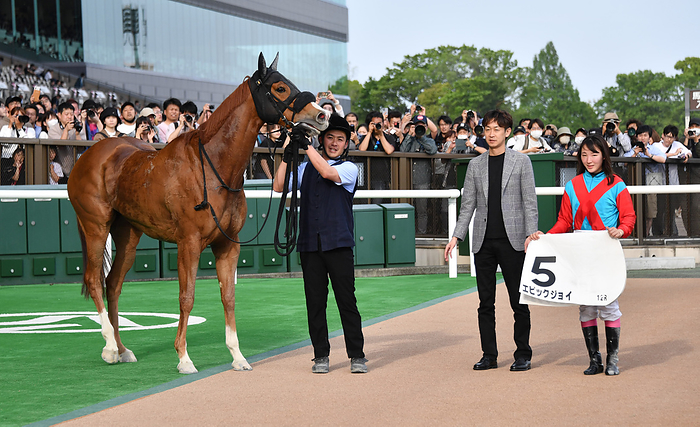 2024 Manami Nagashima, 4 years old and up, 2 win class, first win at Tokyo Racecourse April 28, 2024 Horse Race Race 12R 1, No. 5, Epic Joy, Manami Nagashima Manami Nagashima, jockey, wins for the first time at Tokyo Racecourse.
