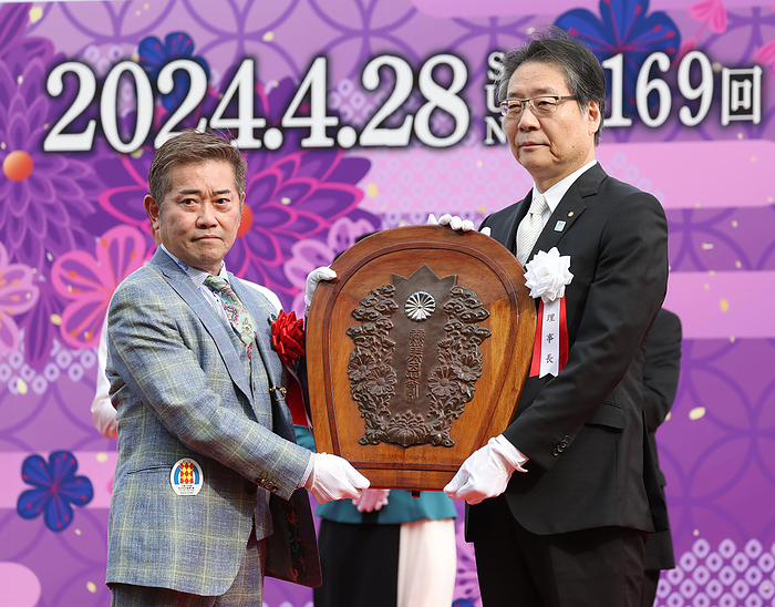 2024 Tennou sho Spring  G1  won by Teo Royal Kimiya Ozasa, owner of the JRA, receives the Emperor s Shield from Masayoshi Yoshida  right , chairman of the JRA, at the Kyoto Racecourse on April 28, 2024.