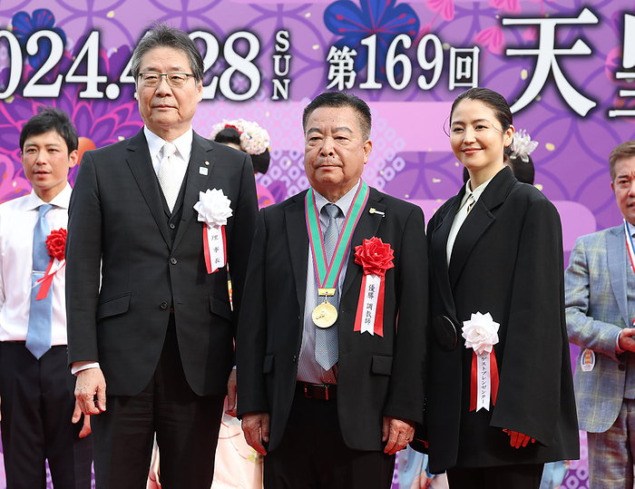 2024 Tennou sho Spring  G1  won by Teo Royal From left, JRA President Masayoshi Yoshida, trainer Inao Okada, and presenter Masami Nagasawa pose for a commemorative photo at the awards ceremony for the 3rd Tennou sho Spring, Kyoto Racecourse, April 28, 2024 photo date 20240428 place Kyoto Racecourse