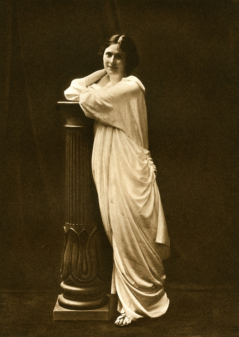 Isadora Duncan Isadora Duncan, 1913 : Miss Isadora Duncan, late 19th century. Portrait of British dancer Isadora Duncan  1877 1927 . Illustration from the book  Dancing, Beauty and Games , by Lady Constance Stewart Richardson, published by Arthur L Humphreys,  London, 1913 .   