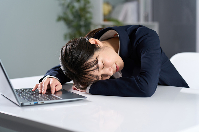 Japanese businesswoman dozing off after working long hours (Female / People)
