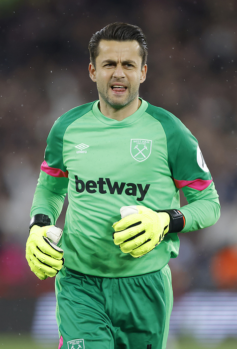 West Ham United FC v Bayer 04 Leverkusen: Quarter Final Second Leg   UEFA Europa League 2023 24 Lukasz Fabianski, goalkeeper of West Ham United in action during the UEFA Europa League 2023 24 Quarter Final second leg match between West Ham United FC and Bayer 04 Leverkusen at Olympic Stadium on April 18, 2024 in London, England.   WARNING  This Photograph May Only Be Used For Newspaper And Or Magazine Editorial Purposes. May Not Be Used For Publications Involving 1 player, 1 Club Or 1 Competition Without Written Authorisation From Football DataCo Ltd. For Any Queries, Please Contact Football DataCo Ltd on  44  0  207 864 9121