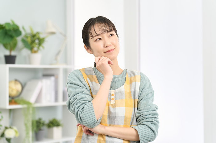 Japanese woman wearing a thinking apron (People)