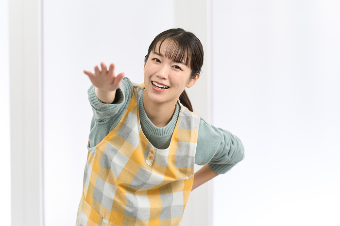 Japanese woman in apron beckoning (People)