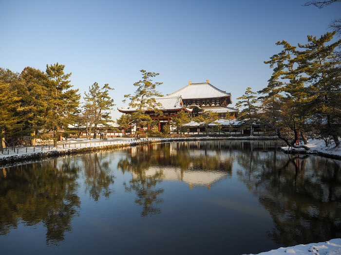 Snowy scenery of Todaiji Great Buddha Hall and Kagami Pond