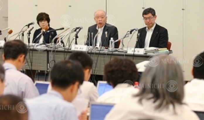 RIKEN President Noyori responds at a press conference on the STAP paper on pluripotent cells RIKEN President Ryoji Noyori  center  and others answer questions about organizational reform and other issues at a press conference in Sumida ku, Tokyo, August 27, 2014, 3:14 p.m. Photo by Naoaki Hasegawa