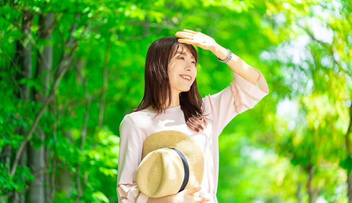 Smiling Japanese businesswoman with straw hat (Female / People)