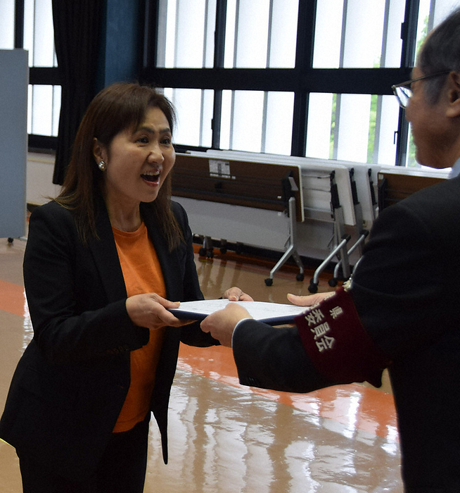 Akiko Kamei receives her certificate of election from Toshiyuki Ohno, chairman of the Shimane Prefectural Election Commission. Akiko Kamei receives her certificate of election from Toshiyuki Ohno  right , chairman of the Shimane Prefectural Election Commission, at the prefectural office in Matsue City at 10:52 a.m. on May 1, 2024.