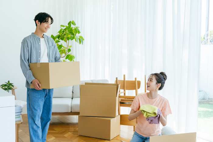 Japanese couple preparing to move (man & woman / People)