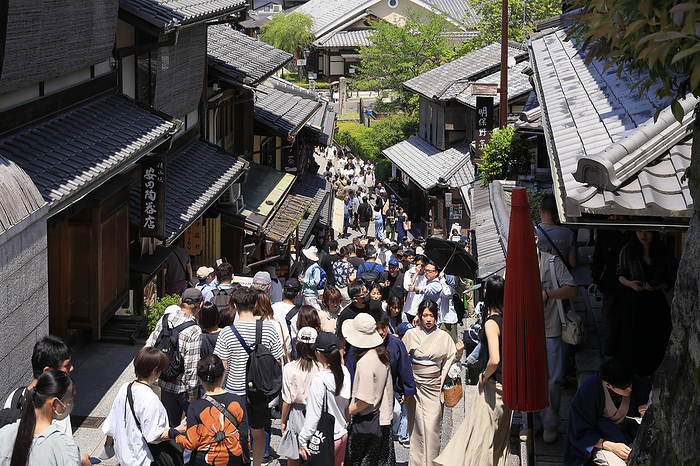 Sannenzaka crowded during Golden Week, Kyoto Prefecture