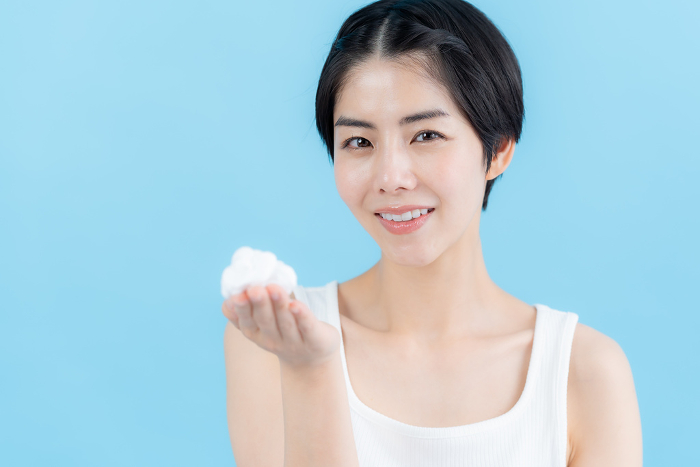 Image of a Japanese woman holding bubbles in her hand (Person)