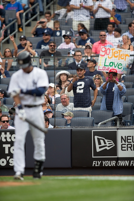 2014 MLB Yankees fans, AUGUST 21, 2014   MLB : A fan of Derek Jeter of the New York Yankees shows a sign as he walks to the batter s box during the Major League Baseball game at Yankee Stadium in Bronx, New York, United States.  Photo by Thomas Anderson AFLO   JAPANESE NEWSPAPER OUT 