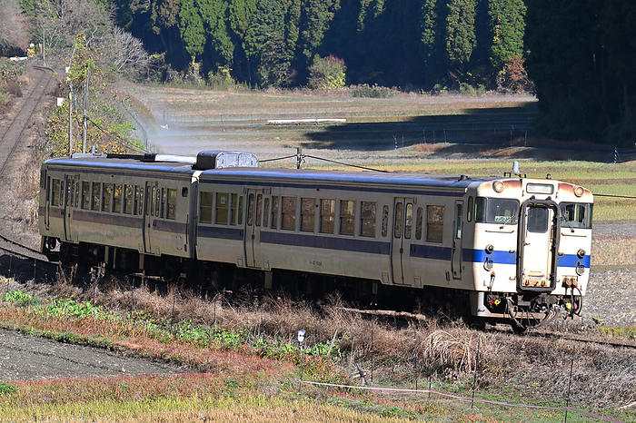 Kiha47 diesel railcar running around the S curve on the Hisatsu Line, Kagoshima Prefecture Taken at Nakafukura Station   Omotokiyama Station
