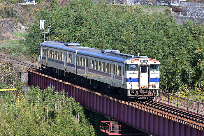 Kiha47 diesel train crossing a railroad bridge on the Hisatsu Line, Kagoshima Prefecture, Japan. Taken at Yoshimatsu Station   Kurino Station