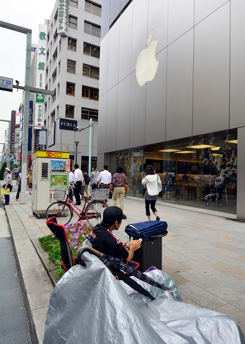 Secure your reserved seat as soon as possible Ahead of the iPhone 6 launch September 8, 2014, Tokyo, Japan   A hard core Japanese Apple fan has already secured his place on the side walk in front of the Apple Store in Tokyo s shopping district of Ginza for the iPhone 6 on Monday, September 8, 2014. although Apple has yet to announce when the new smartphone will be available. Apple is expeced to introduce the new iPhone at a September 9 media event at the Flint Center, Cupertino, Calif., where Apple debuted the original Mac 30 years ago.   Photo by Natsuki Sakai AFLO  AYF  mis 