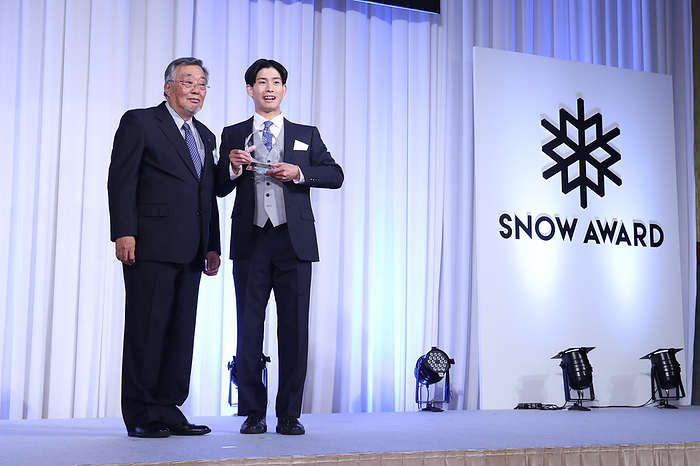 2024 SAJ Snow Award May 8, 2024: SNOW AWARD 2024 All Japan Ski Federation President Noriaki Katsuki  left  MVP Freestyle Mogul  Yukima Horishima   right  Location   Shinagawa Camera   Tsuyoshi Kawade