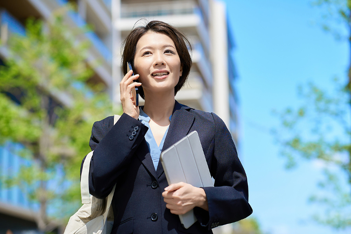 Japanese woman smiling on the phone (People)