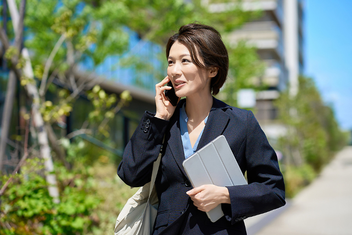 Japanese woman smiling on the phone (People)