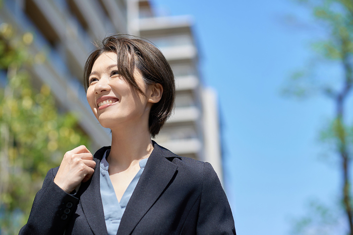 Japanese businesswoman walking in the city (Female / People)