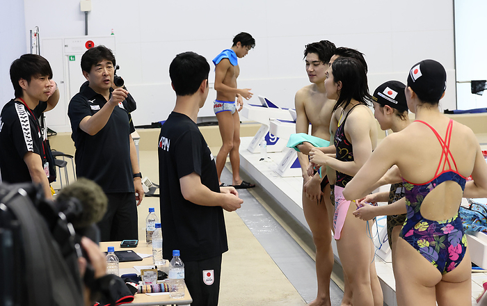 Japan Swimming Team Open Practice  Nippon Swimming Team Open Practice Hakumasa Hirai  second from left  talks with athletes  Photo by Kentaro Nishiumi  Photo date 20240509
