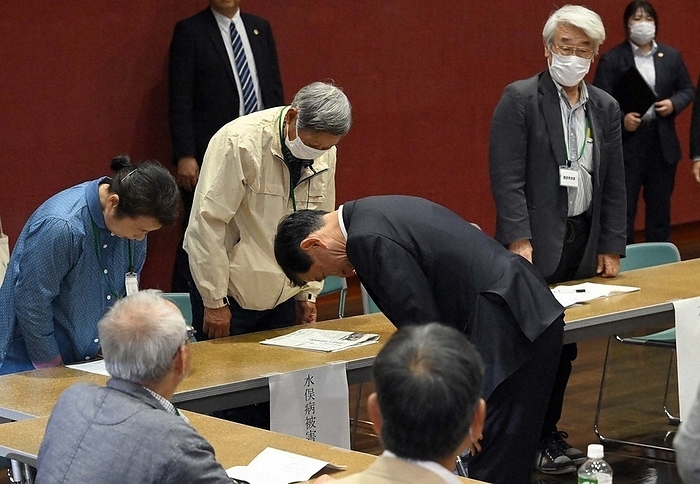 Environment Minister Shintaro Ito apologizes after a Ministry of the Environment official cuts off the sound of the victim s microphone while speaking. Environment Minister Shintaro Ito  center  apologizes to Minamata Disease patients and victims after a Ministry of the Environment official turned off the microphone of the victims  side during his remarks during a meeting with them in Minamata City, Kumamoto Prefecture, May 8, 2024, 5:14 p.m. Photo by Yoshiyuki Hirakawa