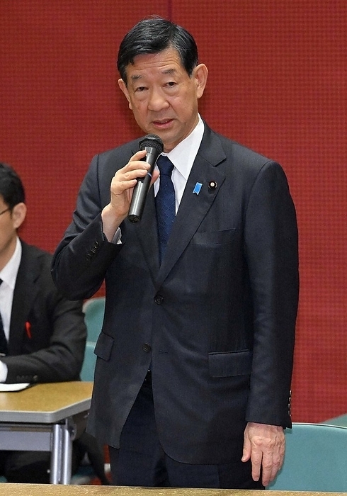 Environment Minister Shintaro Ito apologizes to victims  groups. Minister of the Environment Shintaro Ito apologizes to a group of victims of Minamata disease after a meeting between patients and victims of Minamata disease and the government stopped the victims from speaking.