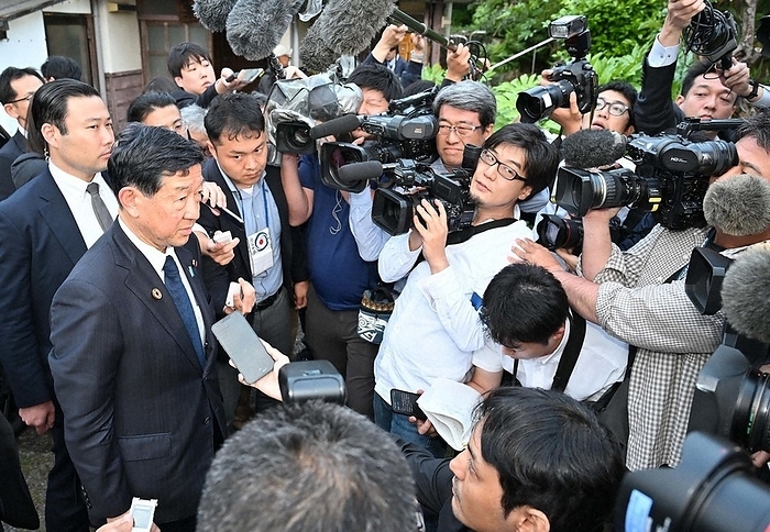 Environment Minister Shintaro Ito answers questions from the press after visiting a victims  group to apologize. Environment Minister Shintaro Ito  far left  answers questions from the press after visiting Minamata City, Kumamoto Prefecture, May 8, 2024, at 6:43 p.m. to apologize to a victims  group in response to an issue where the victims  side was stopped from speaking at a meeting between Minamata disease patients and victims and the government.