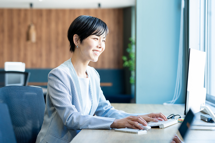 Japanese businesswoman working in an office (Female / People)