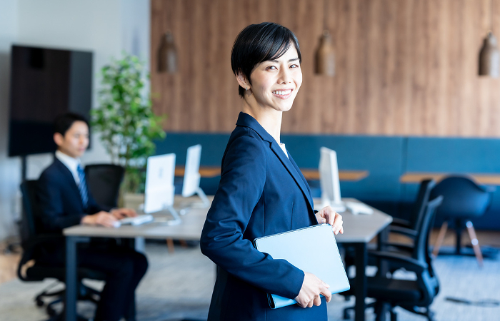 Japanese businesswoman working in an office (Female / People)